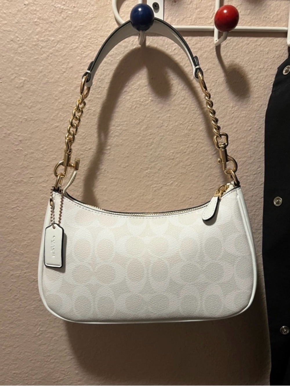 Coach White Signature Canvas Shoulder Bag with Gold Chain Strap - Picture 2 of 3
